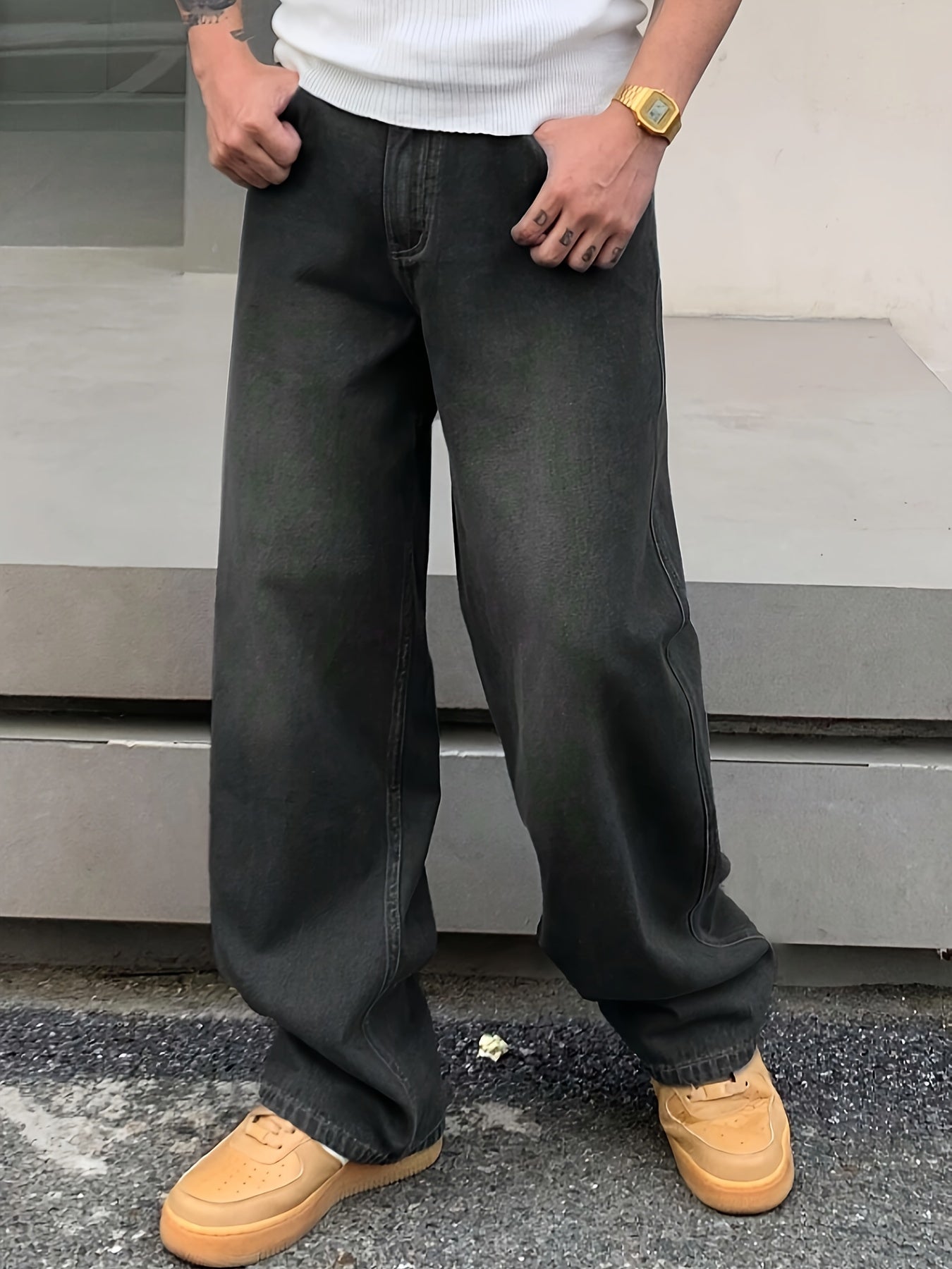 Erkaklar uchun oddiy mos keladigan qora kulrang denim jinsi shimlar, yuvilgan tugatish bilan tasodifiy keng moslikni taqdim etadi. Kuz/qish uchun ko'p maqsadli, paxta/poliester aralashmasidan tayyorlangan.