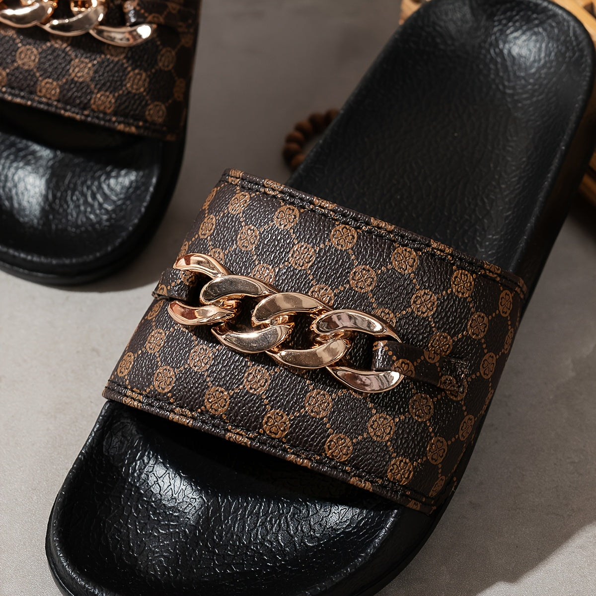 Women’s Summer Slide Sandals with Chain Decoration Lightweight Breathable PU EVA