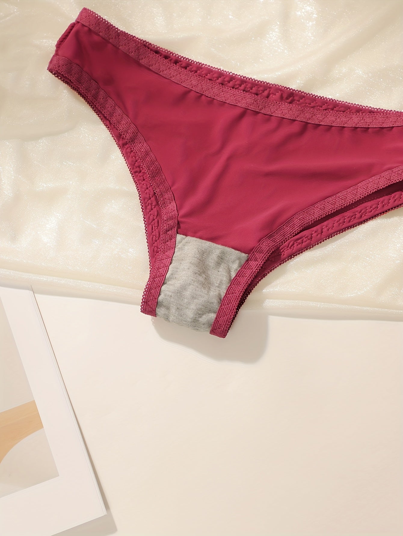 Женский комплект из 2 предметов: бесшовный бюстгальтер с пуш-ап эффектом и трусики с поддержкой на косточках. Изготовлен из дышащей смеси нейлона и эластана. Включает черный и бордовый стили. Можно стирать вручную.