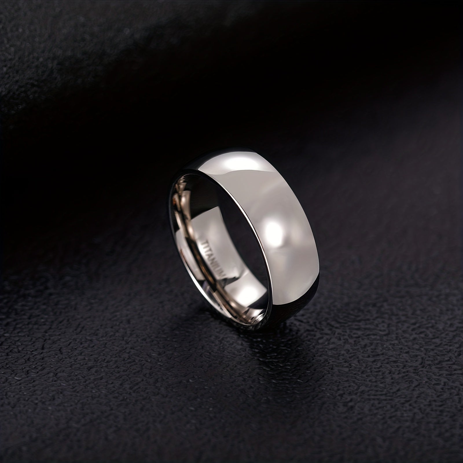 Erkaklar uchun Dome Yuqori Polirovka Qilingan Toza Titan Halqa, kengligi 8mm, AQSh o'lchovlari 4.5-14 da mavjud, bitta dona sifatida sotiladi.