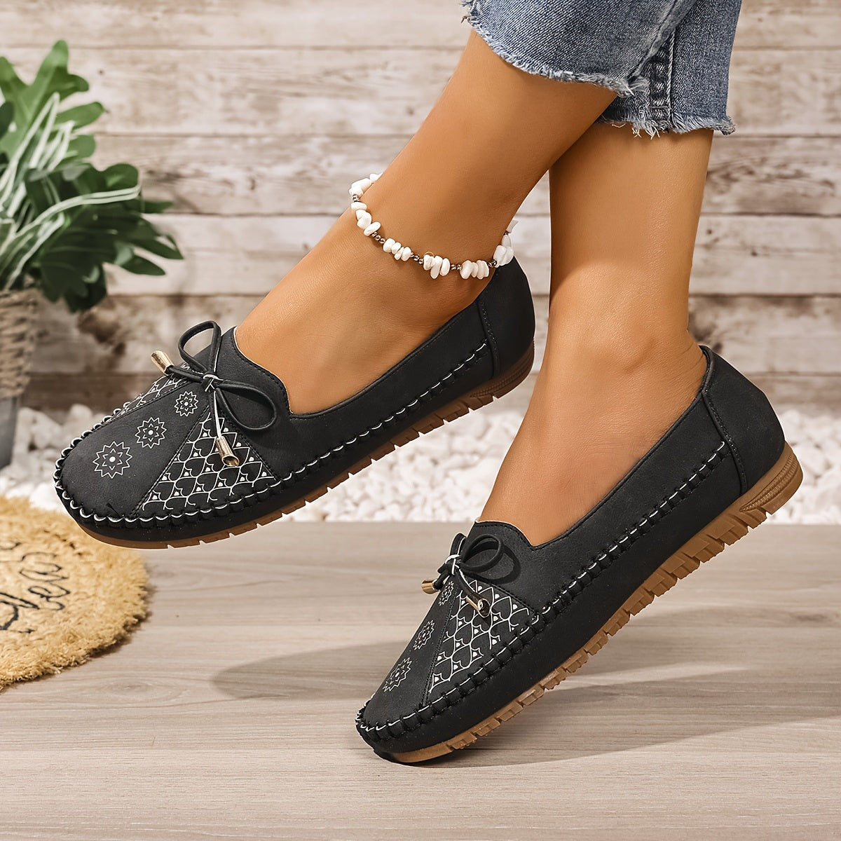 Plus o'lchamli ayollar uchun vintage slip-on tufli, kamon va geometrik naqshli bejirim aksessuarlar bilan