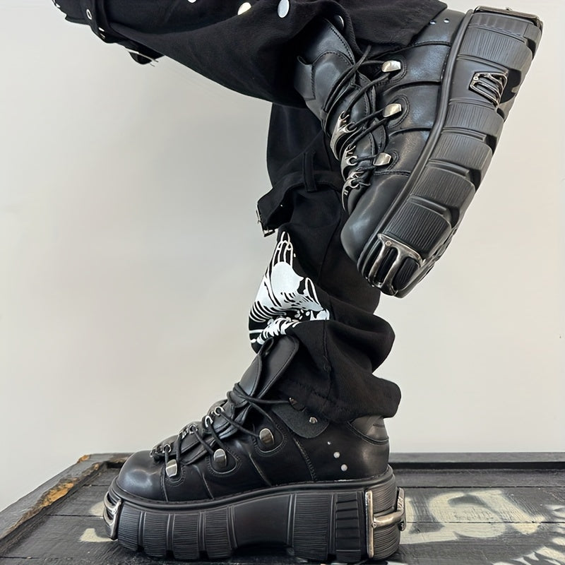 Y2K uslubidagi punk rok platforma krossovkalari, bir rangli bog'ichli ankle botinkalar bilan. Qalin taglik va sirpanmaydigan kauchuk taglikka ega qulay pastki doira botiq. Har mavsumga mos mato bilan qoplangan poyabzal.