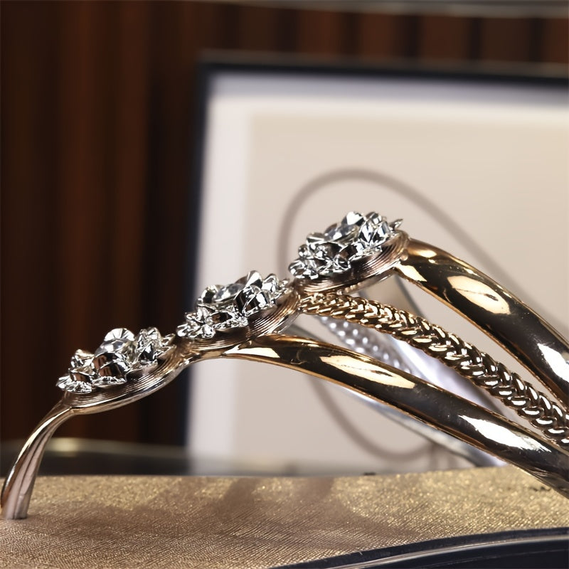 Женские шлепанцы с алмазным клином и стразами