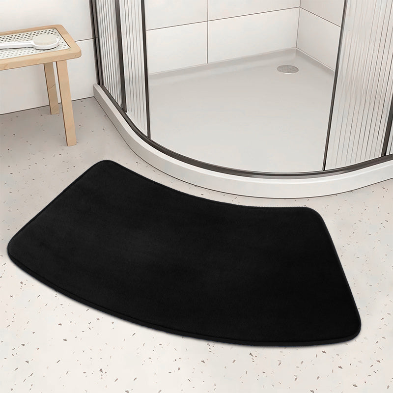 600GSM flanel poliesterdan tayyorlangan, PVC orqa qismi bilan, sirpanmaydigan hammom gilami, tez quriydi, yumshoq va plush, hammom uchun, mashinada yuvish mumkin, eshik kirish joyi yoki balkon uchun mukammal.