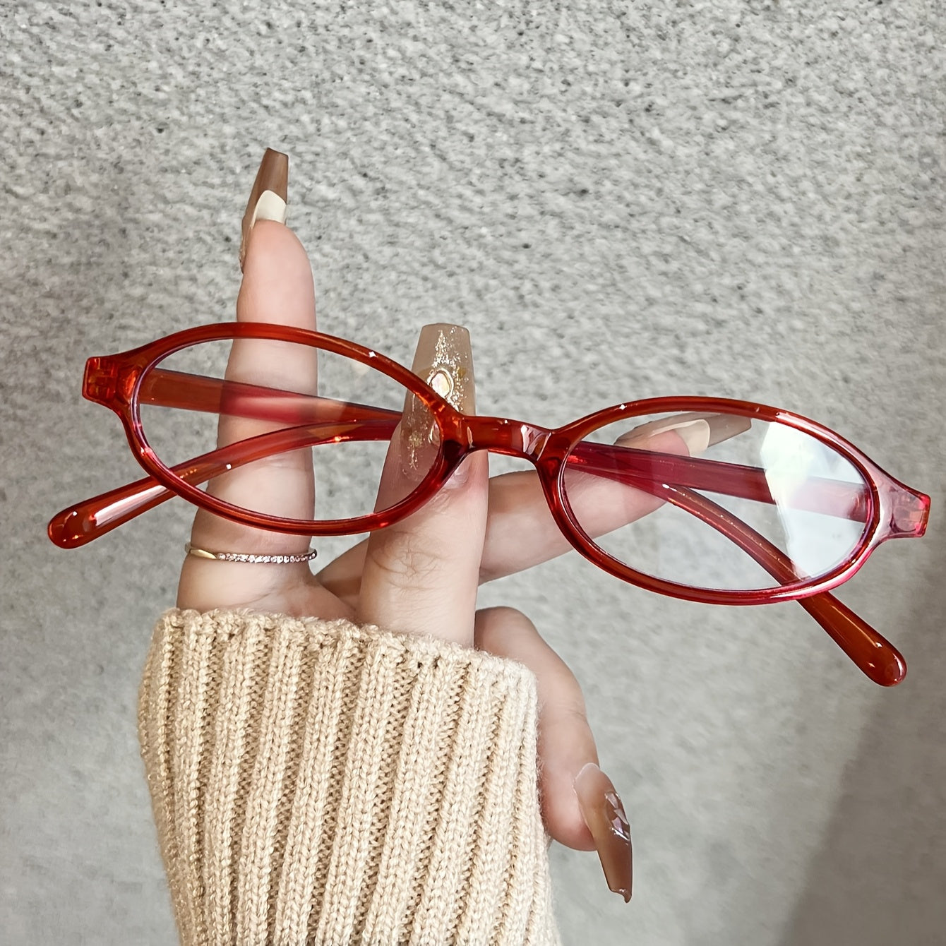 Ayollar uchun qora porloq PC materialidan yasalgan oval ramkali shaffof linzali ko'zoynak, gradient shaffof dizayni bilan, partiyalar, kompyuter ishlatish va har kuni moda uchun mos. Kichik o'lcham va mustahkam, mukammal.