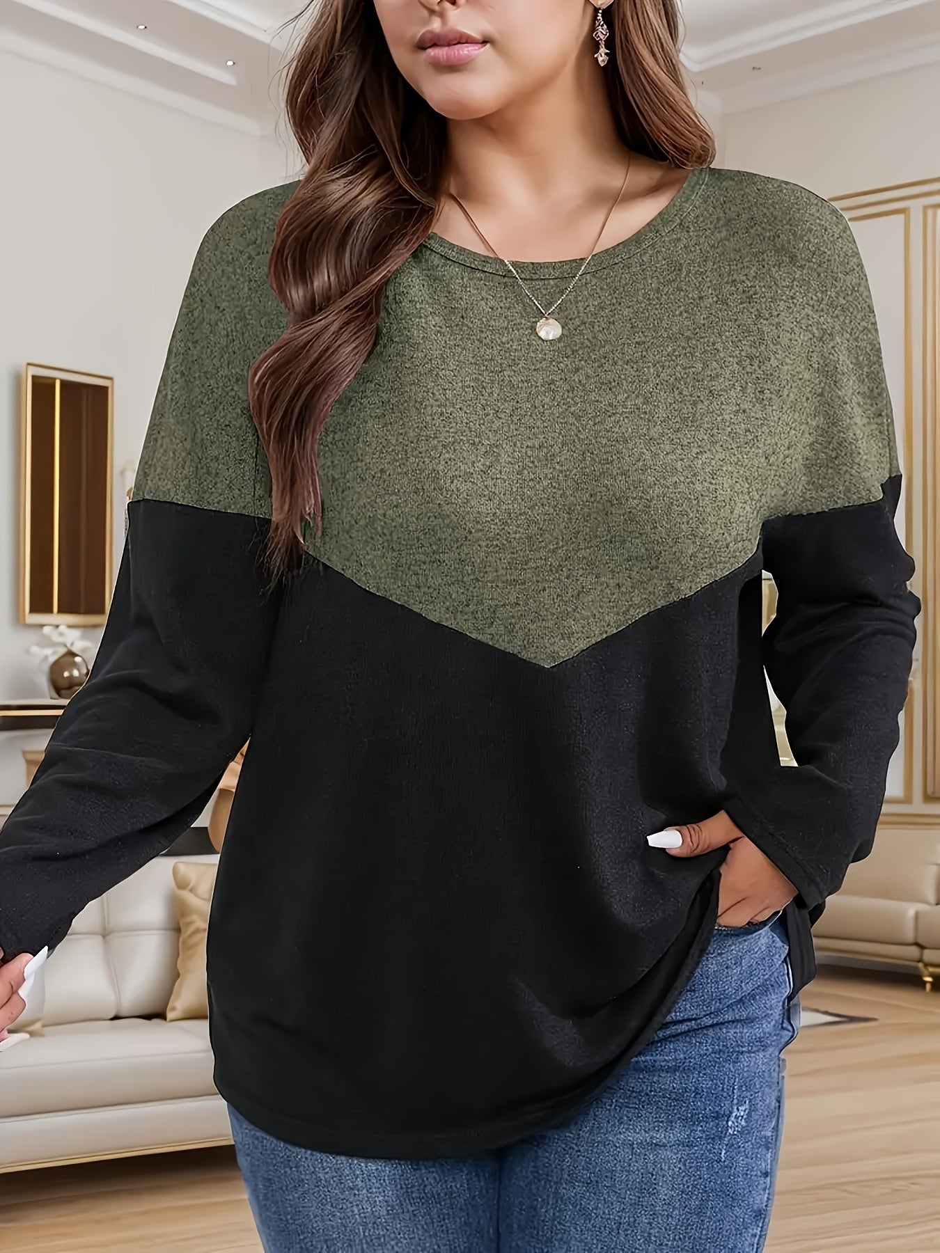 "Olive Green va Black ranglaridagi Plus Size Colorblock Uzun Qol T-Shirt, Crew Neck, Yumshoq Polyester Aralashmasi, Mashinada Yuvish Mumkin, Qulay, Cho'ziluvchan Matolar."