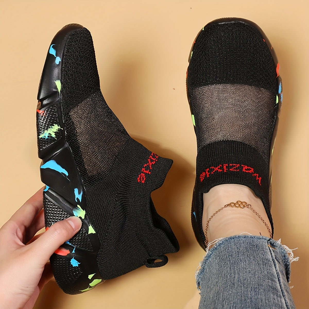 Ayollar uchun engil slip-on krossovkalar, nafas oladigan to'qima materialdan, qora rangda rangli aksentlar bilan, pastki dizayn, dumaloq barmoq, MD taglik, ochiq havoda faoliyatlar uchun ideal.