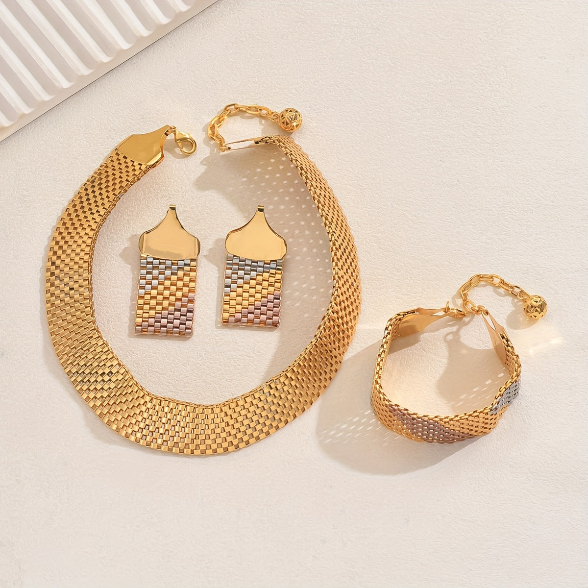 Ayollar uchun vintage oltin bilan qoplangan zargarlik buyumlari to'plami: taqinchoq, sirg'alar, bilaguzuklar, to'ylar va Ramazon uchun