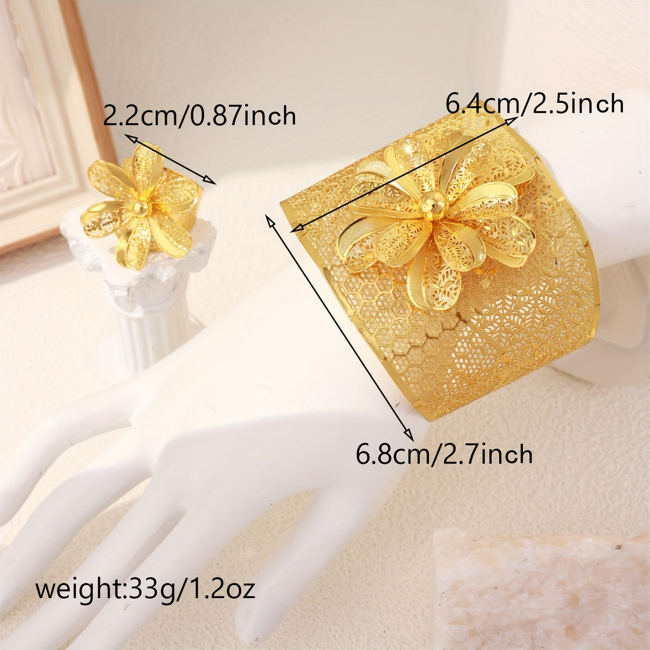 Vintage uslubidagi ayollar zargarlik to'plami, oltin metall engraved gullar bilan cuff bilaguzuk va uzuk - nozik tadbirlar yoki bayram kiyimlari uchun ideal