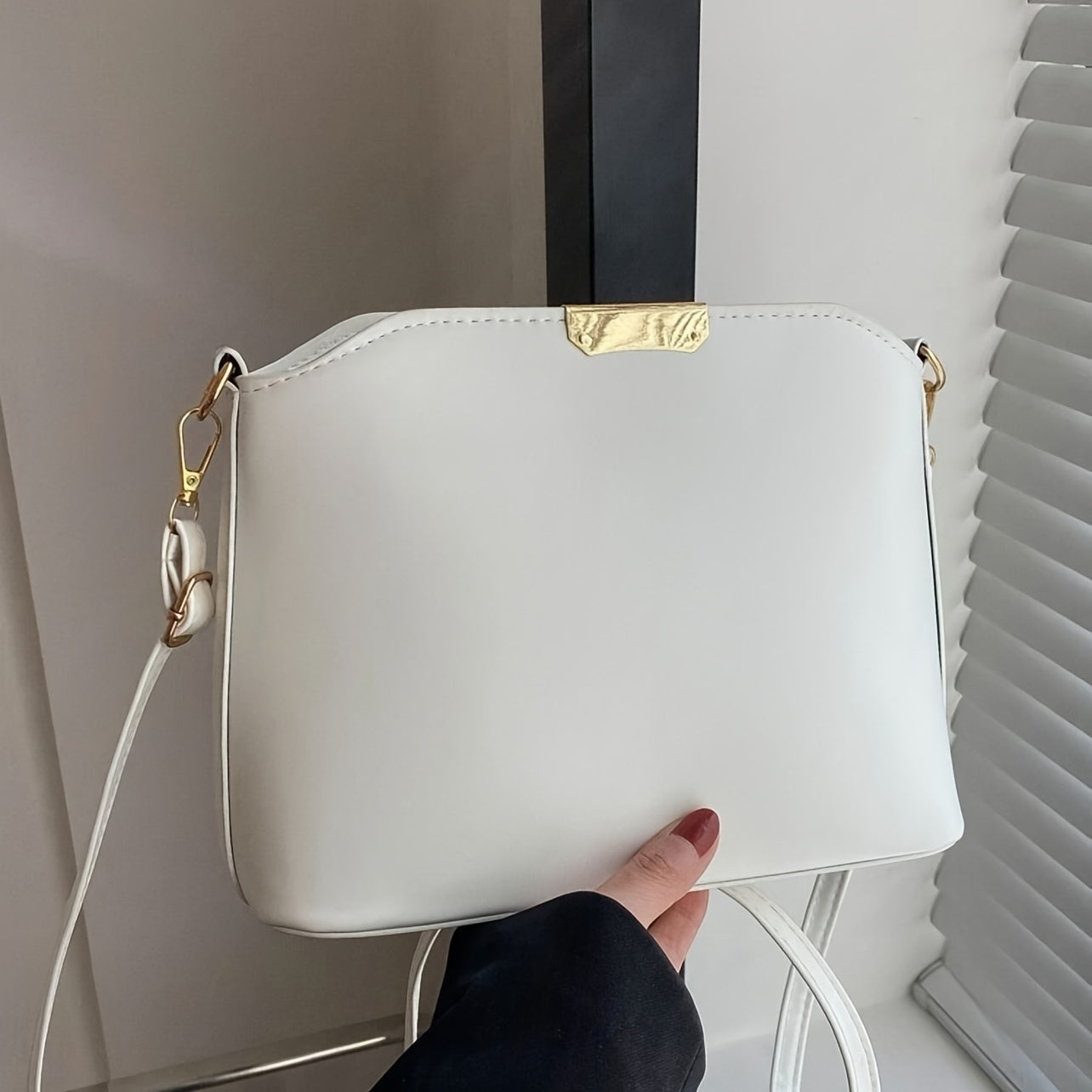 Ayollar uchun metall bezakli oddiy krossbody sumka.