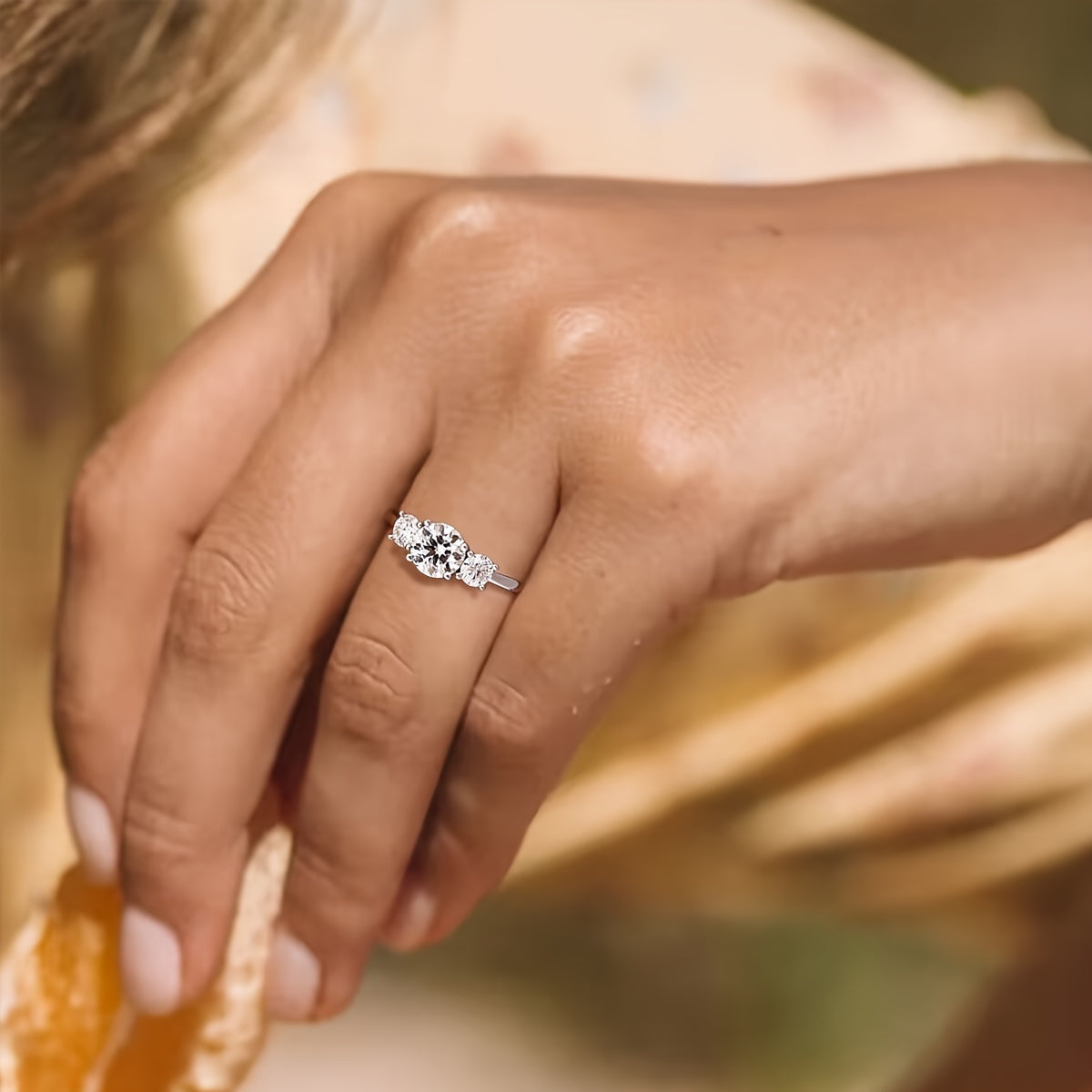 Ajoyib 1.6CT Mozambik to'y uzugi 3 ta olmos halqasi bilan, to'y halqasi, 925 sterling kumush va'da uzugi, abadiy uzuk, yubiley uzuki, 14-fevral sovg'asi. Ushbu nobut va hashamatli ayollar to'y zargarligi Mozambik toshining og'irligi bilan ajralib turadi.