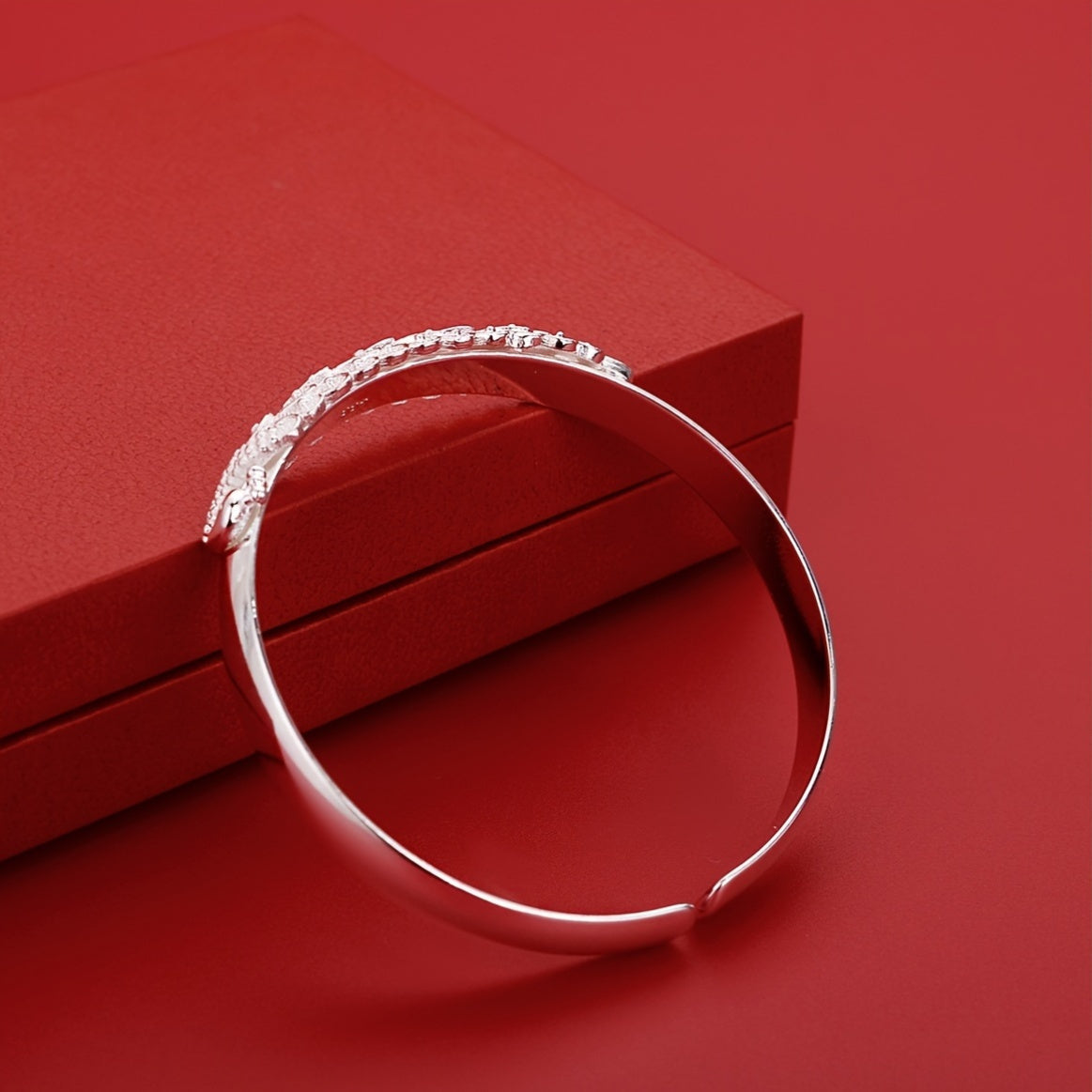 S999 kumush to'yingan tovuq yurak sutrasi ochiq bilaguzuk, qiz do'stlar uchun ideal bo'lgan zamonaviy va moslashuvchan mustahkam ochiq bilaguzukdir.