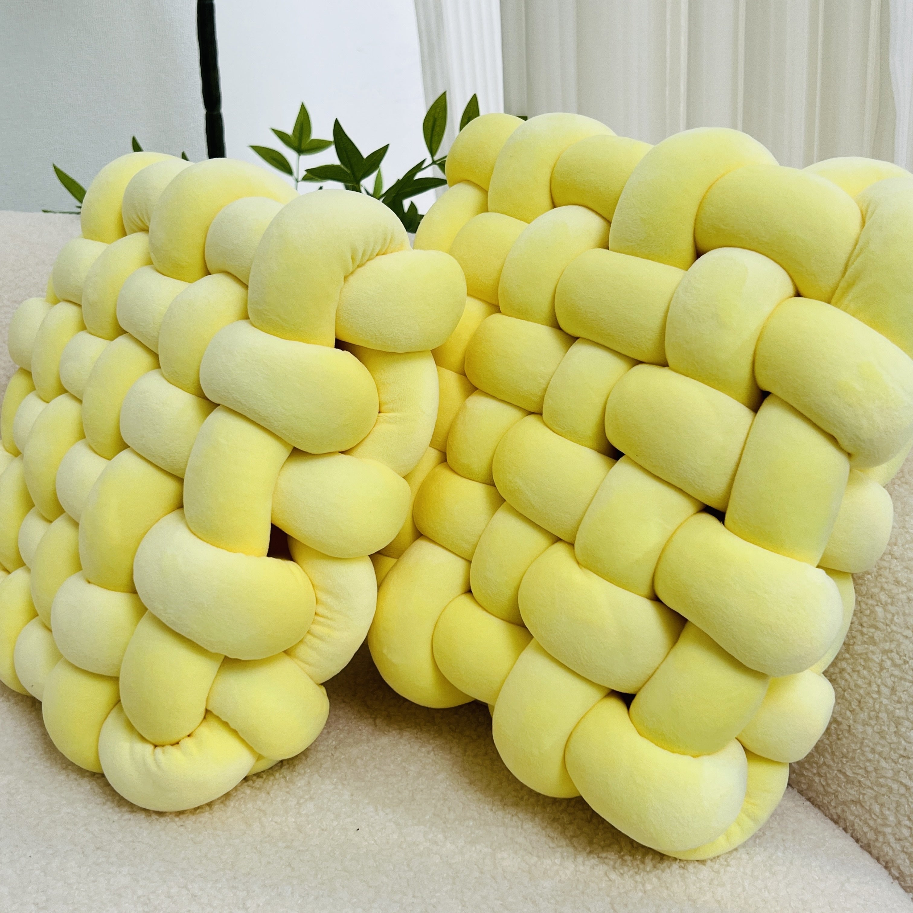 Мягкая подушка в виде узла, идеальна для домашнего декора в гостиных, спальнях и офисах.