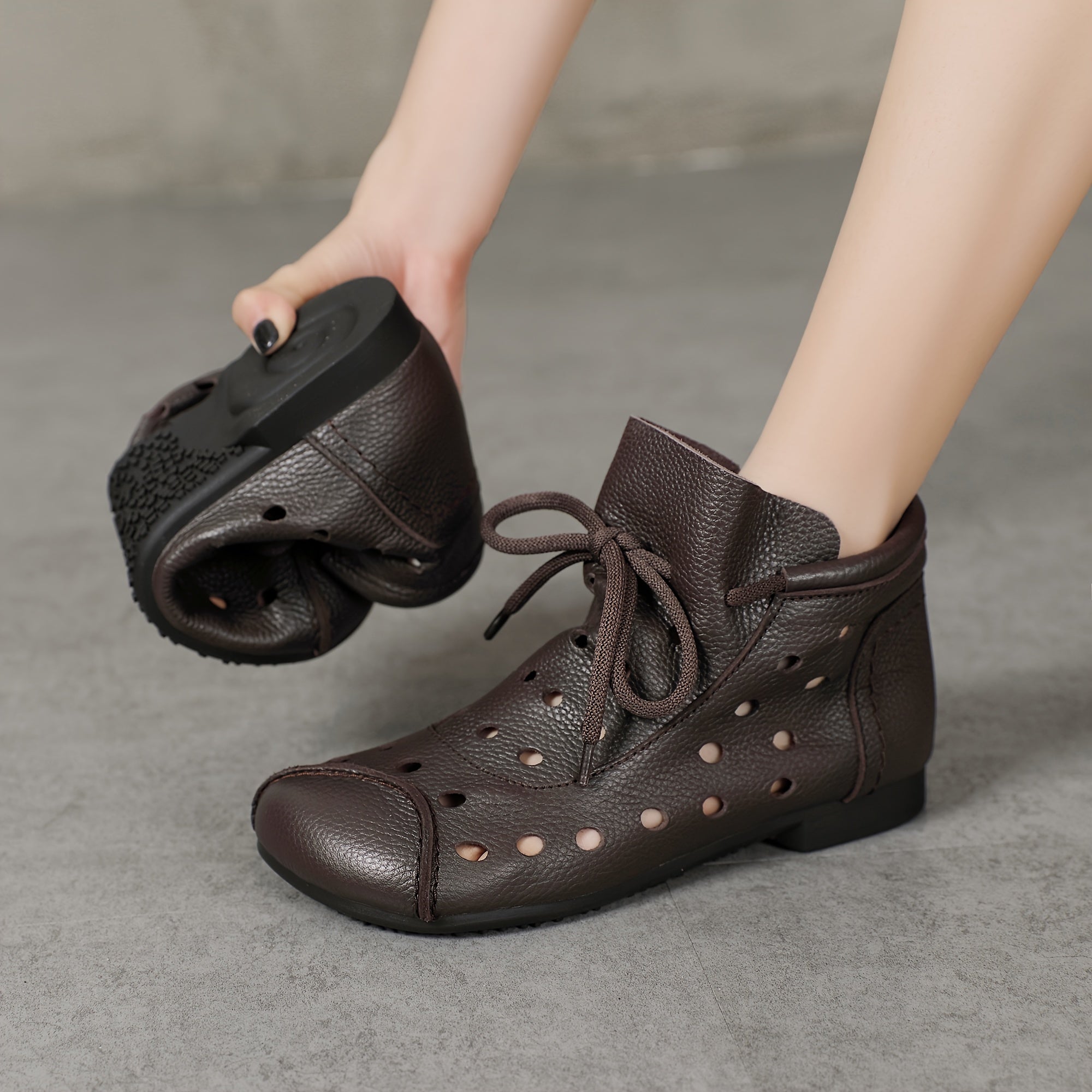Ayollar uchun bo'sh joyli dizaynga ega tekis shoelace poyabzal, tasodifiy yozgi kiyimlar uchun mukammal.