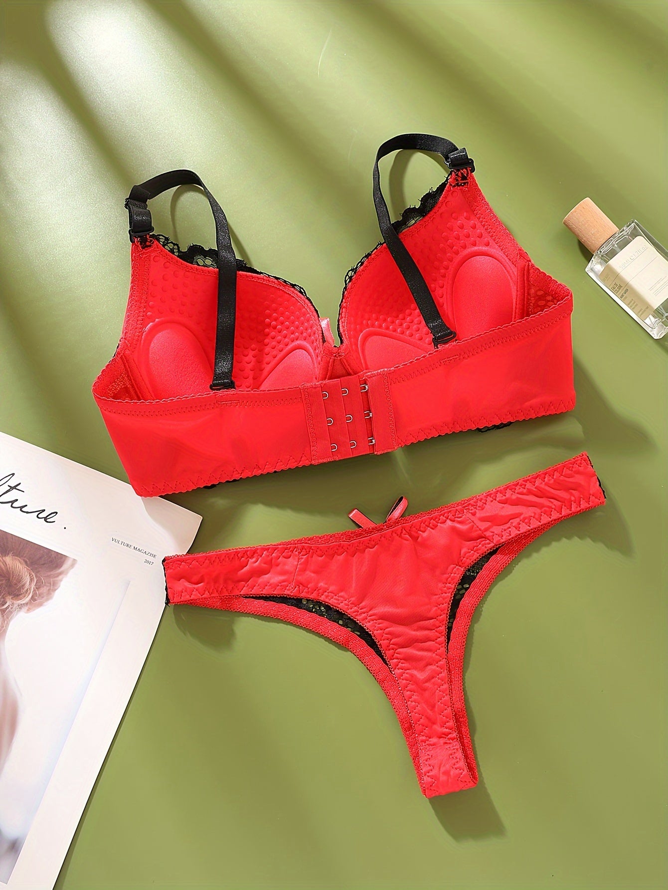 Lace rangli blokli bralette to'plami mos thong bilan - B-kup, o'rtacha qo'llab-quvvatlash, olib tashlanmaydigan to'ldirish, past ko'tarilgan ayollar uchun.