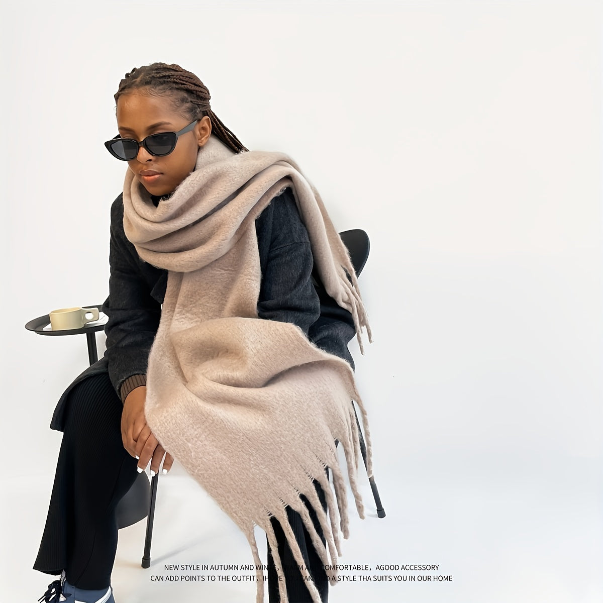 Qalinlangan tassellar bilan qalin rangli qishda sharf