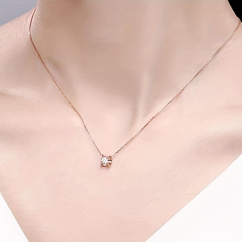 Turli ranglarda yuqori sifatli to'y aksessuarlaridan tanlang, jumladan, 2-dona 1-karat Moissanite uzuk va 1-karat Moissanite marjon, ikkalasi ham 925 sterling kumushdan tayyorlangan. Har bir mahsulot sertifikat va sovg'a qutisi bilan birga keladi.