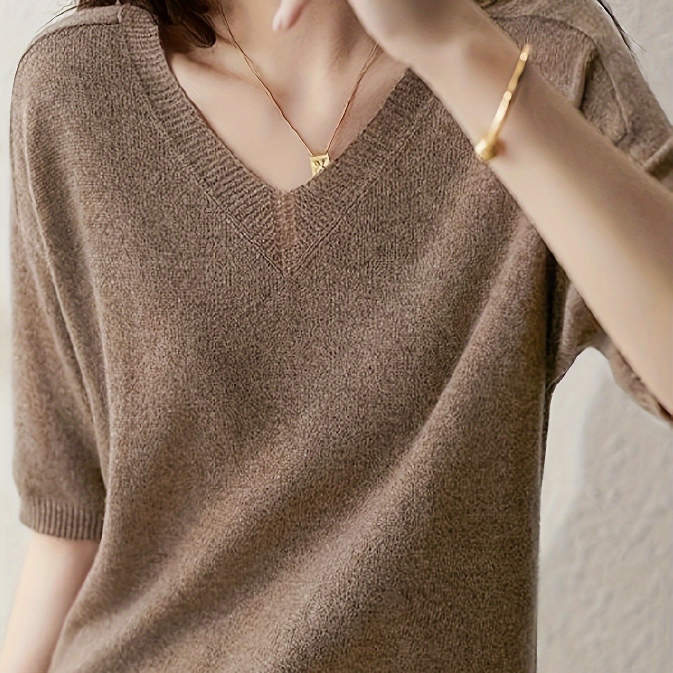 Yoz va bahor uchun bir rangli qisqa qo'lqonli V-yuqori sviter. Ayollar uchun tasodifiy kiyimlar.