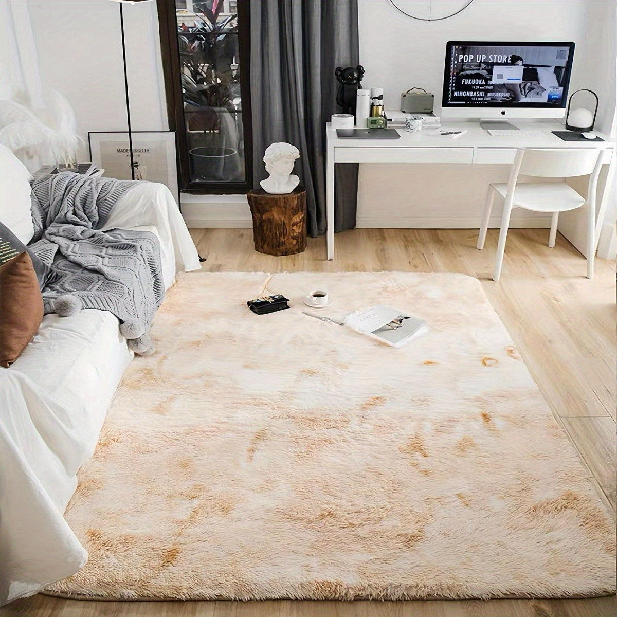 O'z makoningizni 1 dona Zamonaviy Oddiy Tie-dye Uzun Pile Gilam bilan ko'taring. Bu yumshoq va qulay gilam formaldehid va har qanday o'ziga xos hiddan xoli. U to'kilmaslik va so'nmaslik xususiyatlariga ega bo'lib, quyidagi turli joylar uchun ideal:
