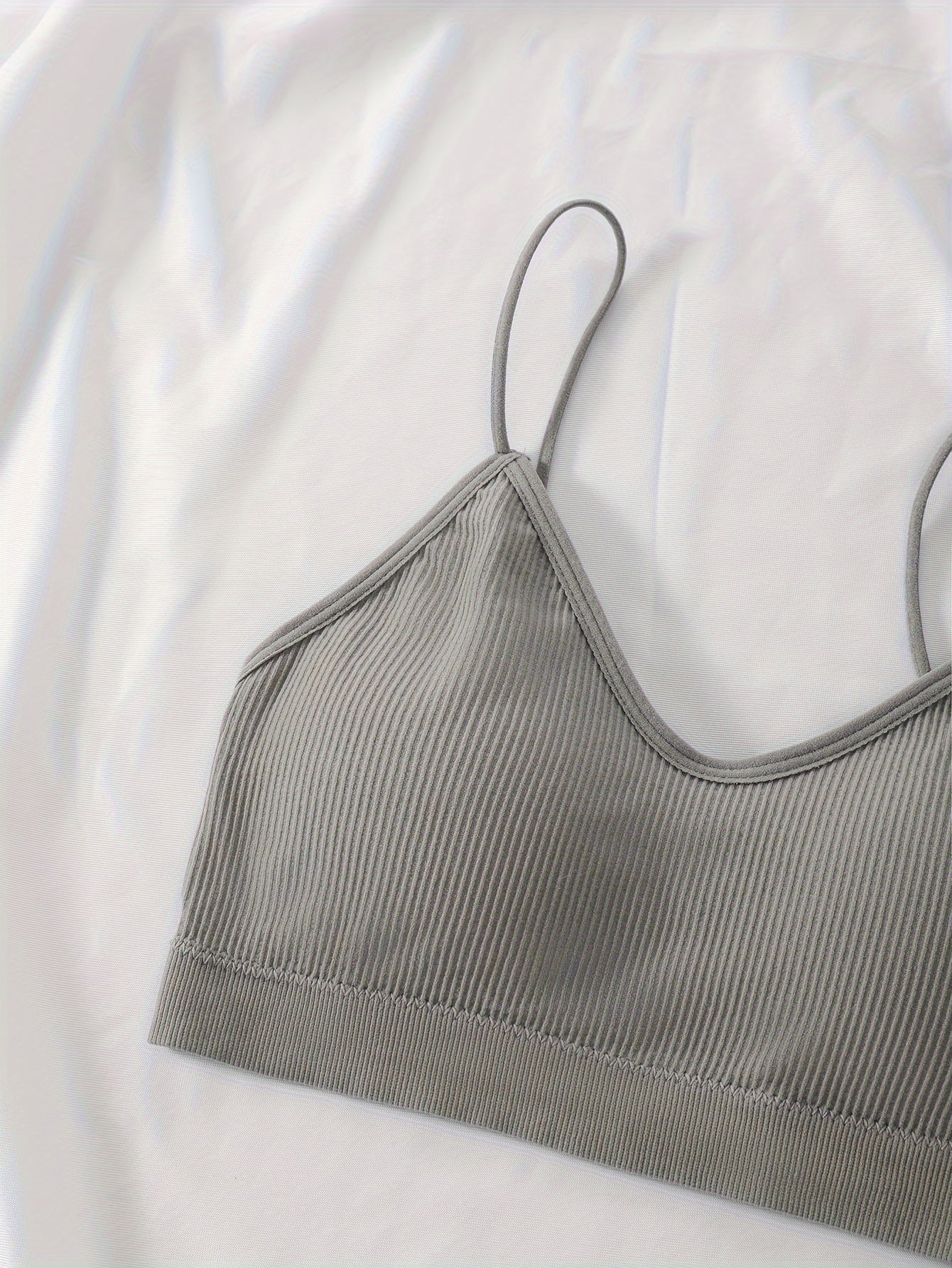 Yassi rangli ribbed crop top brass, qulay va nafas oladigan, ayollar uchun ichki kiyim.