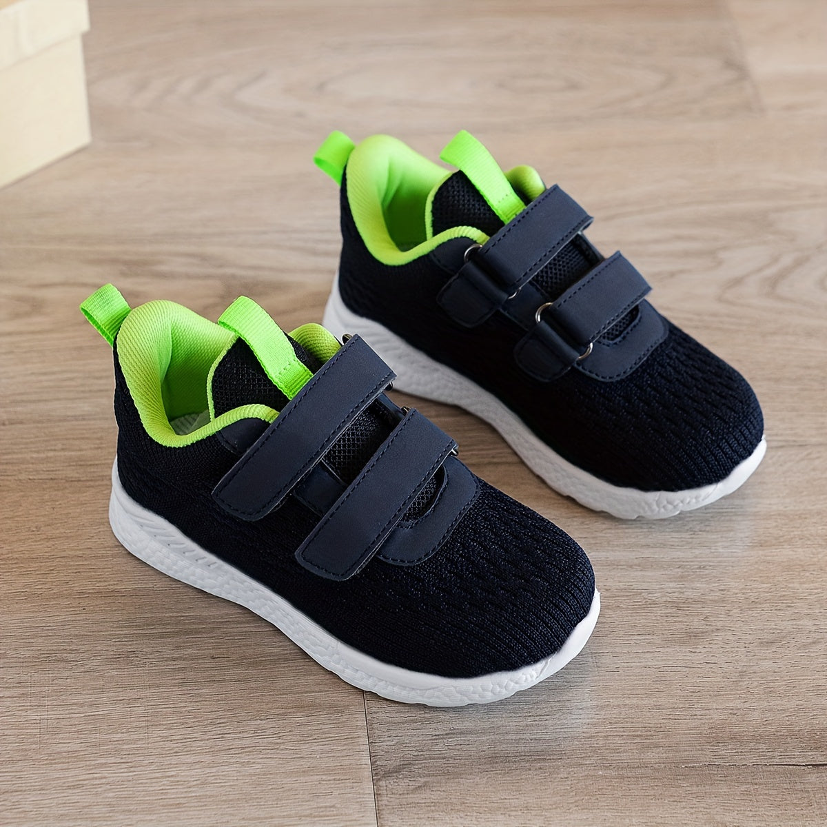 O'g'il bolalar uchun nafas oladigan sport poyabzali, tasodifiy uslubda, yopishqoq va halqa bilan bog'lash tizimi, qora to'r tafsilotlari bilan va barcha mavsumlar uchun mos.