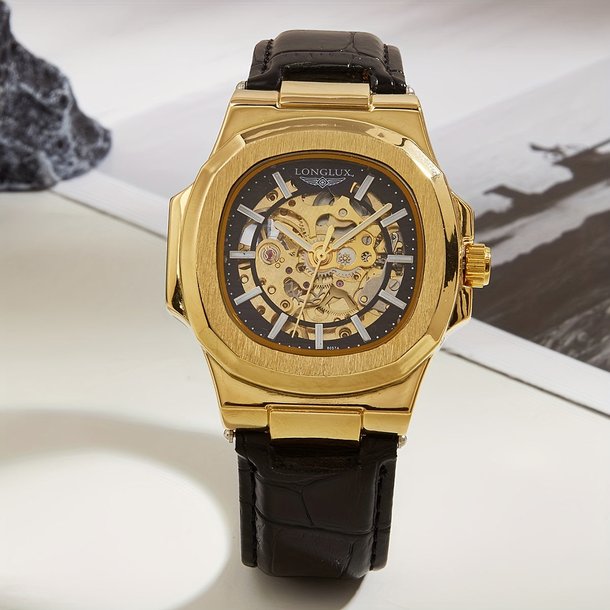 Model #8057P 4.1 sm barrel shaklidagi sun'iy charm bilaguzuk, kvadrat dial, ish va norasmiy kiyim uchun mos keladigan suv o'tkazmaydigan mexanik dizayn bilan ajralib turadi. Shuningdek, u mineral shisha yuzani o'z ichiga oladi.