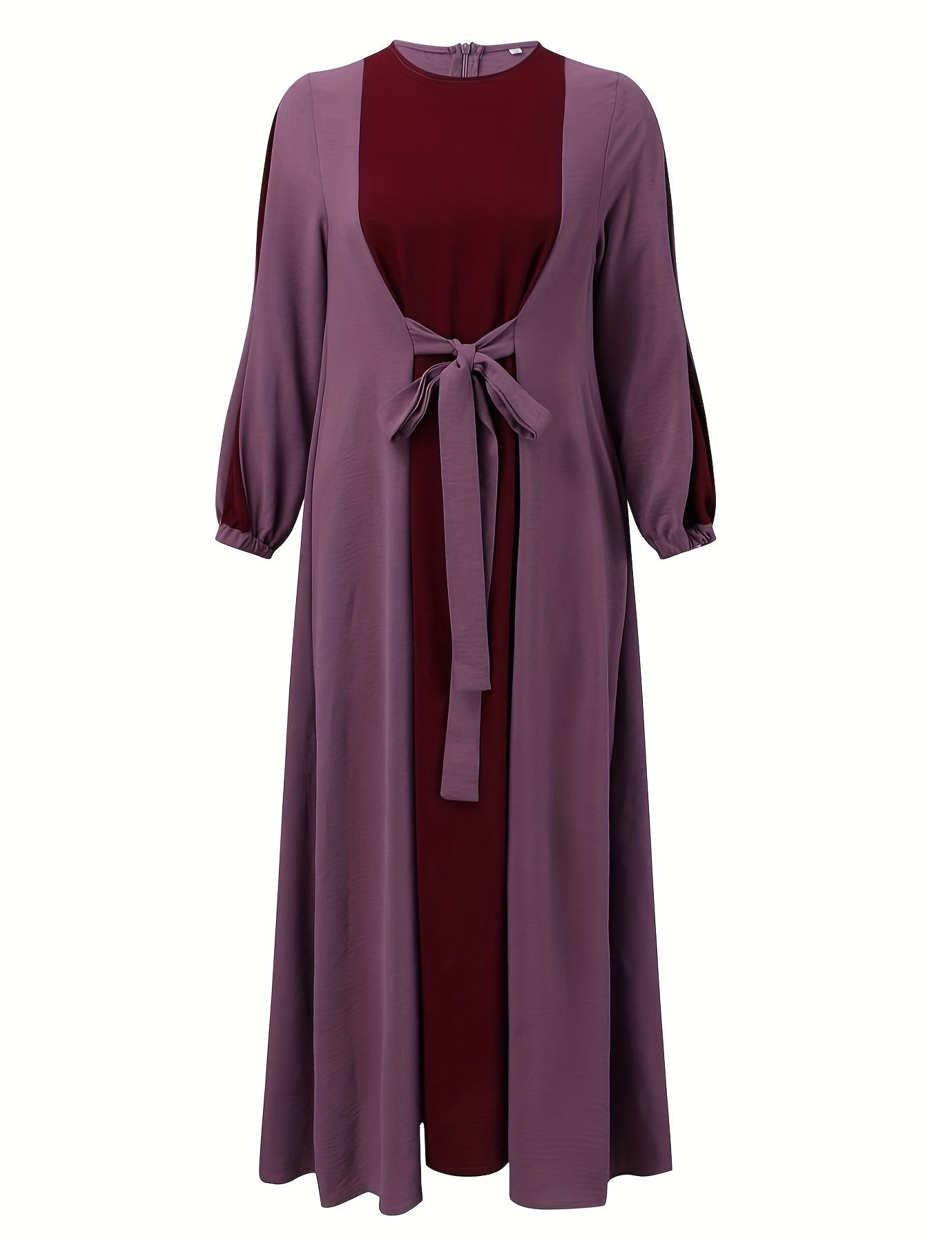 Ramazon ilhomlangan uzun ko'ylak, rangli kontrastli bel bog'ichi bilan, tashriflar uchun mukammal.