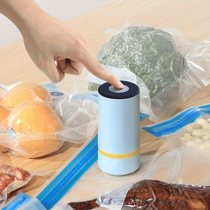 Портативный ручной вакуумный упаковщик с функцией перезарядки через USB и технологией воздушного клапана для сохранения фруктов и овощей. Идеально подходит для хранения в домашней кухне благодаря компактному дизайну. Прочный