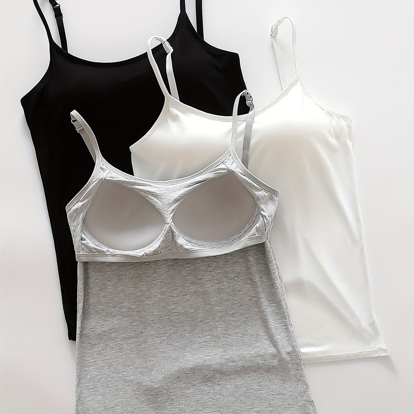 Uchta kattalar uchun viskoza kamizol, qattiq kubiklar bilan, ingichka to'ldirish bilan, tashqi kiyim uchun mukammal va turli ranglarda mavjud.