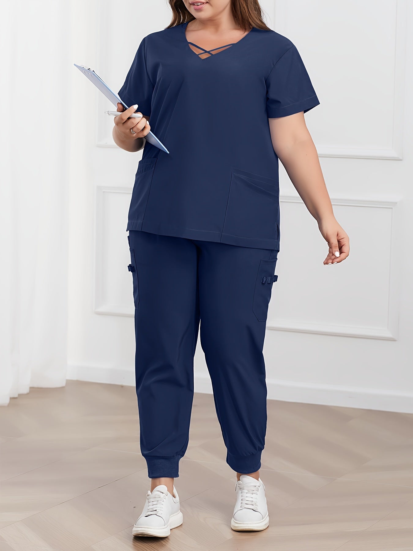 Katta o'lchamdagi bir rangli skrab to'plami, V shaklidagi qisqa yengli ko'ylak va shimlar, Ayollar uchun katta o'lchamdagi kiyimlar.