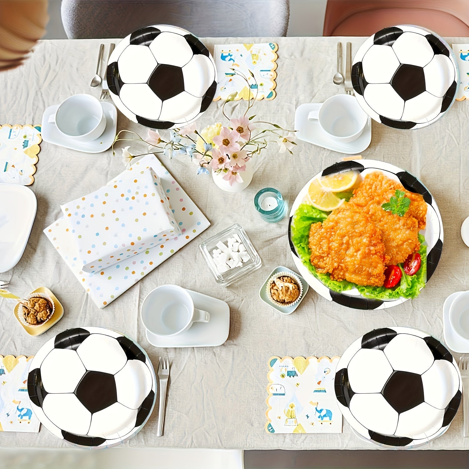 Bir martalik qog'oz plitalar, futbol mavzusi, qora va oq, partiyalar va ovqatlanish uchun