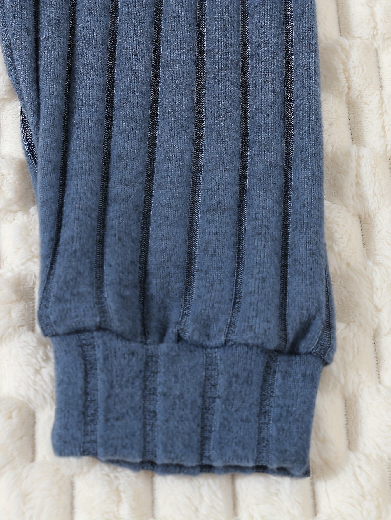 3-qismli o'g'il bolalar uchun rangli blokli ribbed trikotaj to'plami ko'k/oq/qora rangda, yumshoq va cho'ziluvchan uzun qo'lqopli bluzkalar va oddiy shimlar bilan. Har kuni qulaylik uchun mashinada yuvish mumkin. Tashqi faoliyatlar uchun mukammal.