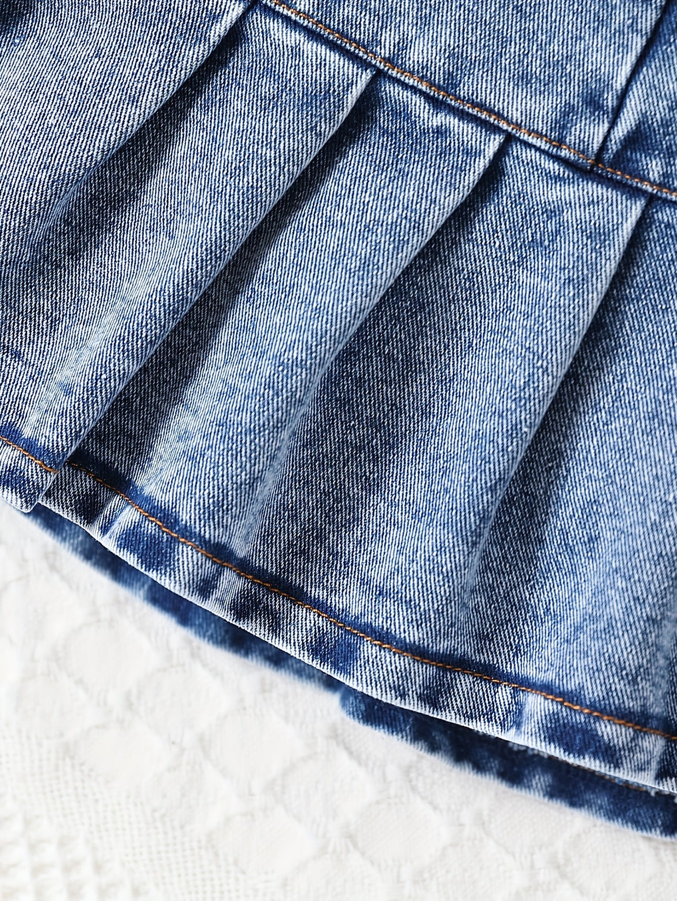 Chic Girls' 3-qismli denim to'plami, oq kamizol, ruffle tafsilotlari bilan denim jilet va pliseli yubka. Mashinada yuvish mumkin, bahor/kovak uchun ideal.