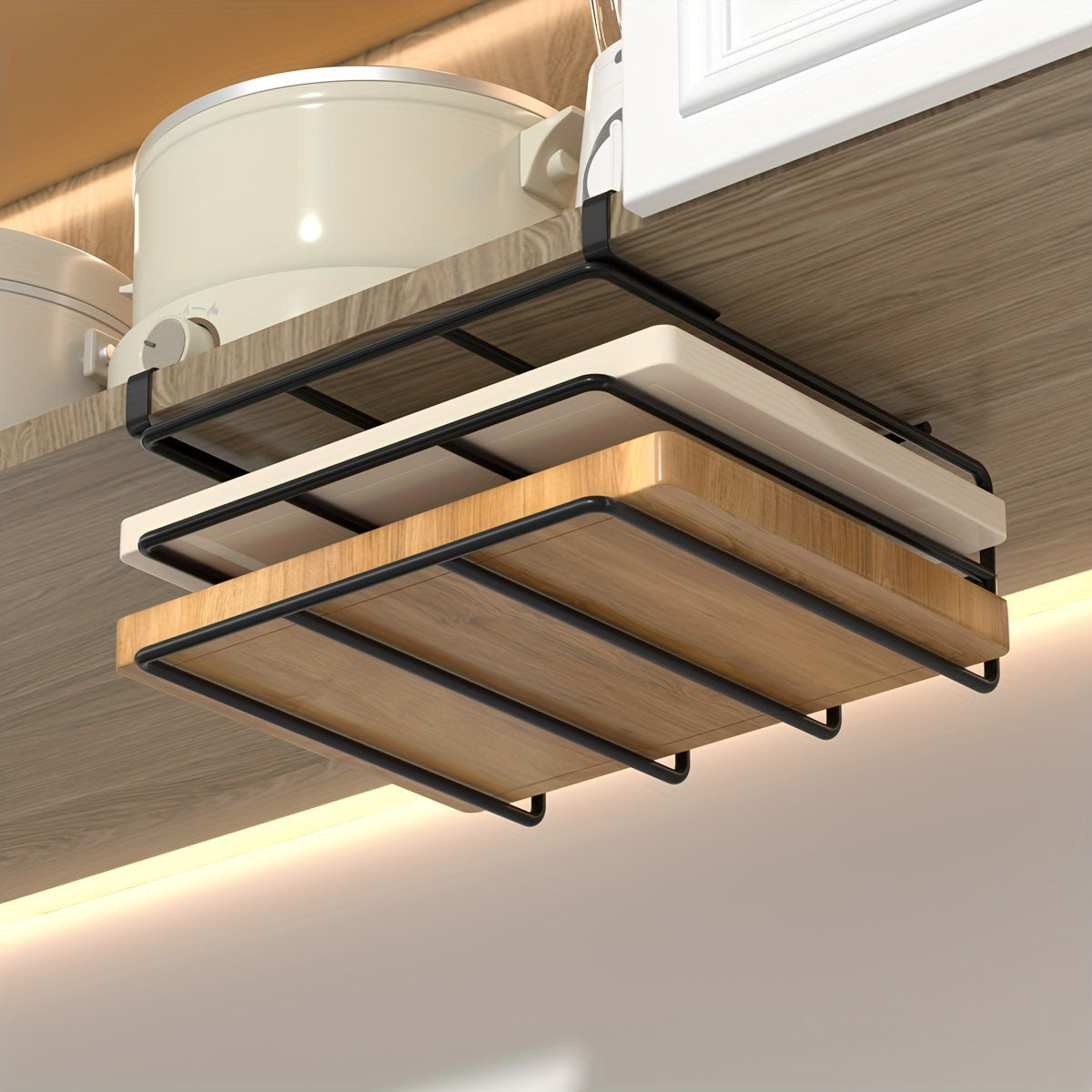 O'zingizning oshxonangiz va hammomingizni osonlik bilan tashkil qiling, 1 dona joyni tejovchi oshxona tokchasi bilan, kesish taxtasi, qozon qopqog'i va shkaf eshigi osish imkoniyati bilan.