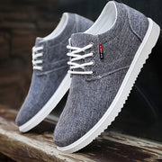 Vintage kanvas yuqori to'pi krossovkalar, ochiq havoda faoliyatlar uchun ideal.