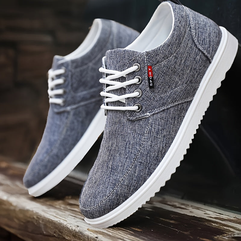 Vintage kanvas yuqori to'pi krossovkalar, ochiq havoda faoliyatlar uchun ideal.