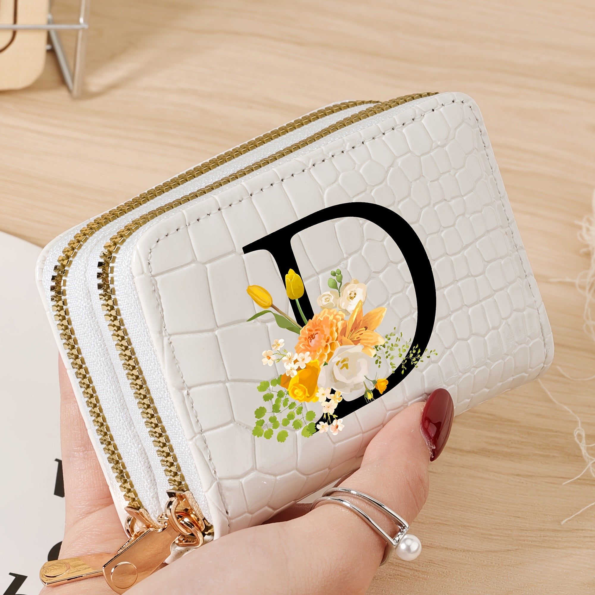 Bir nechta slotlari va zamonaviy fermuari bo'lgan mustahkam kredit karta saqlash sumkasi, maktab, yotoqxona va maktabga qaytish uchun zarur bo'lgan buyumlar uchun.