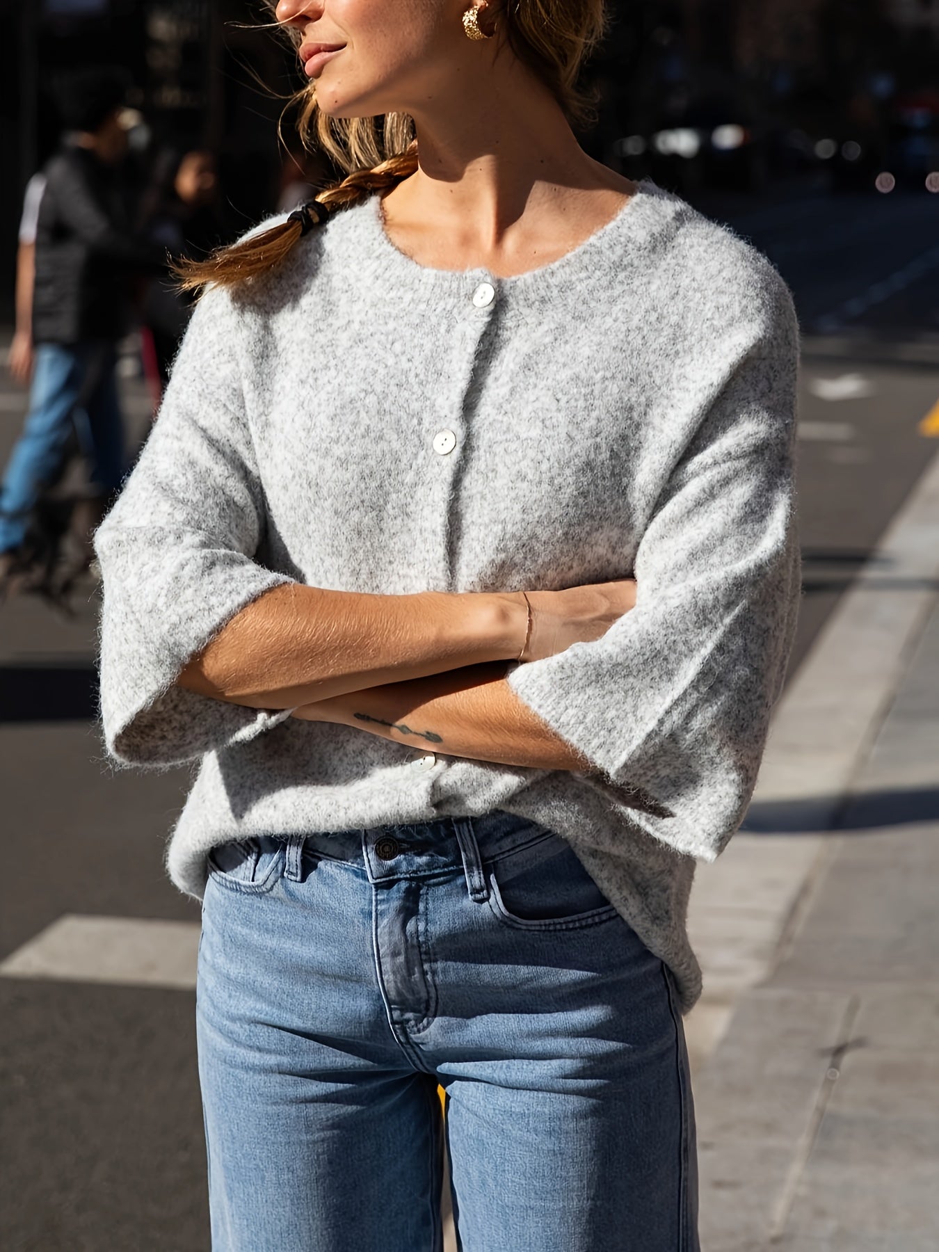 Женский кардиган больших размеров светло-розового цвета с пуговицами и рукавами 3/4