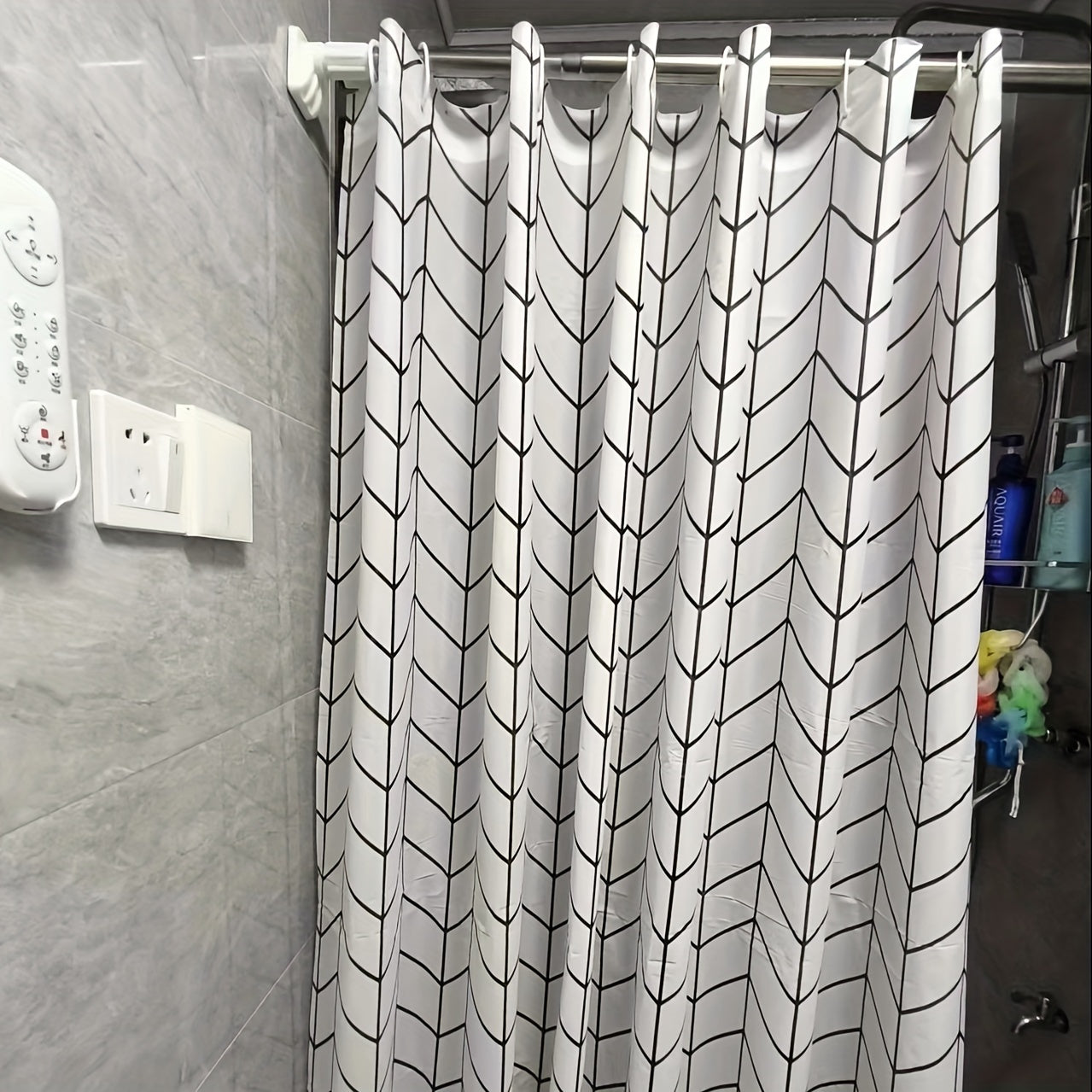 Suv o'tkazmaydigan, dog' o'tkazmaydigan PEVA dush pardasi bo'lagi, zamonaviy minimalist dizayn, burg'ulash shart emas, 12 ta tutqichni o'z ichiga oladi.