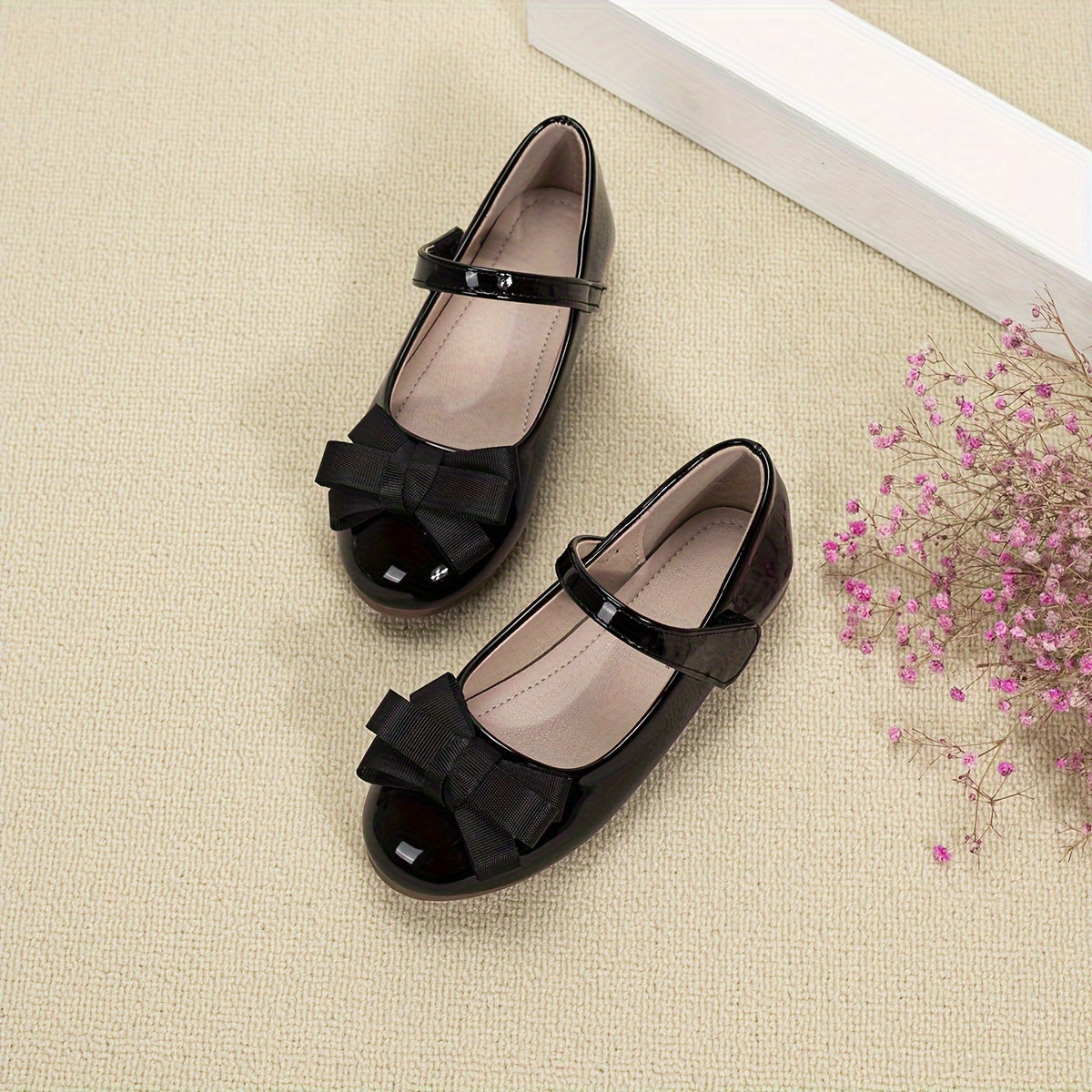 Qizlar uchun bog'ichli yumshoq tekis poyabzal, norasmiy yoki rasmiy tadbirlar uchun mukammal.