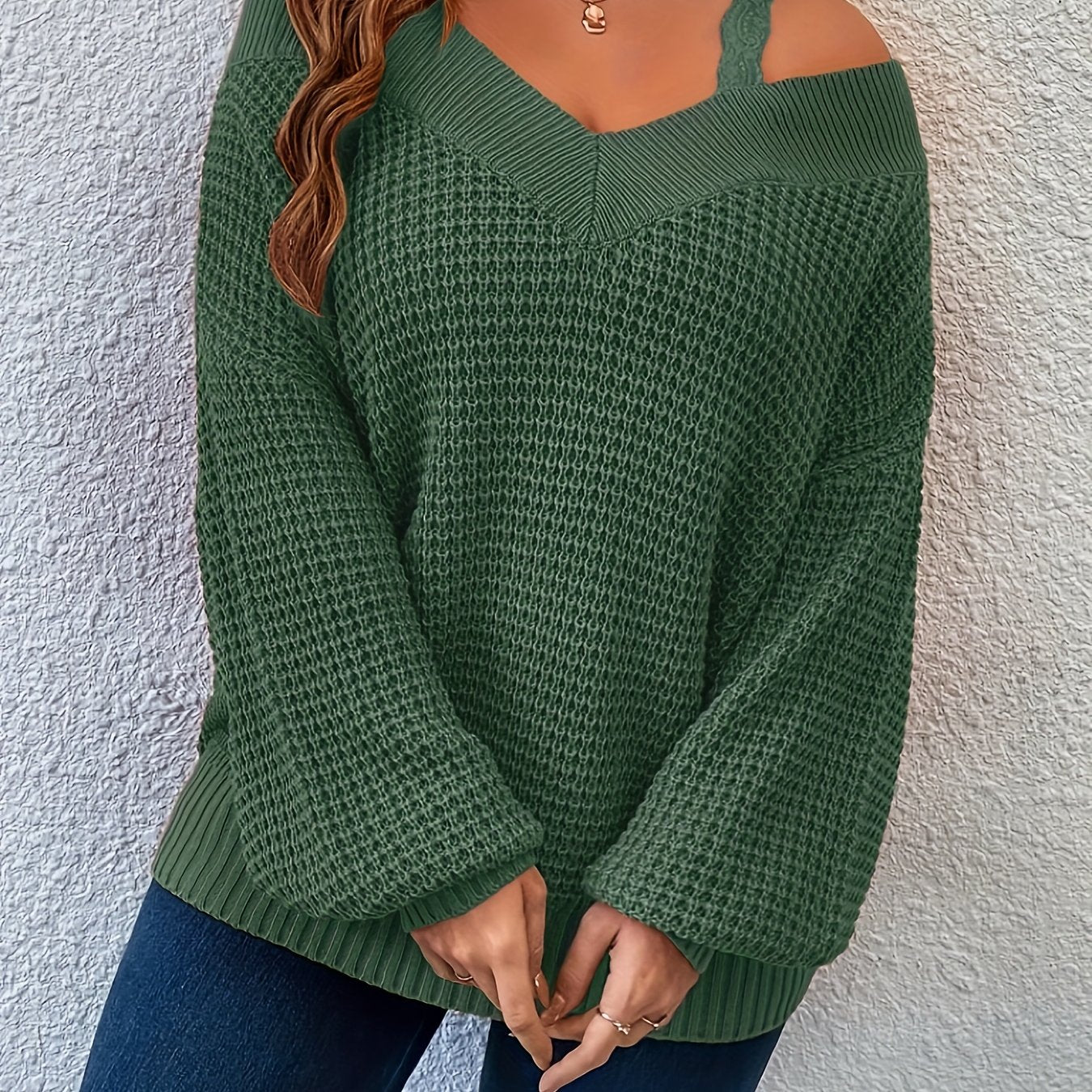 Ayollar uchun bej rangli, V-shakllı bo'yinli, uzun qo'lli trikotaj off-shoulder sviter