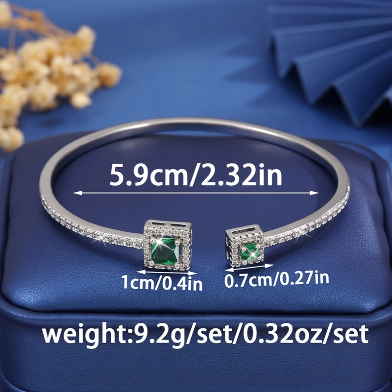 Ushbu nafis Boho uslubidagi bilaguzuk 925 kumushdan tayyorlangan bo'lib, kvadrat Moissanite toshiga ega. Bu ayollar uchun har kuni kiyish yoki sovg'a sifatida mukammal bo'lgan modali va porloq zargarlik buyumidir. Har mavsum uchun mos, bahor uchun ideal.