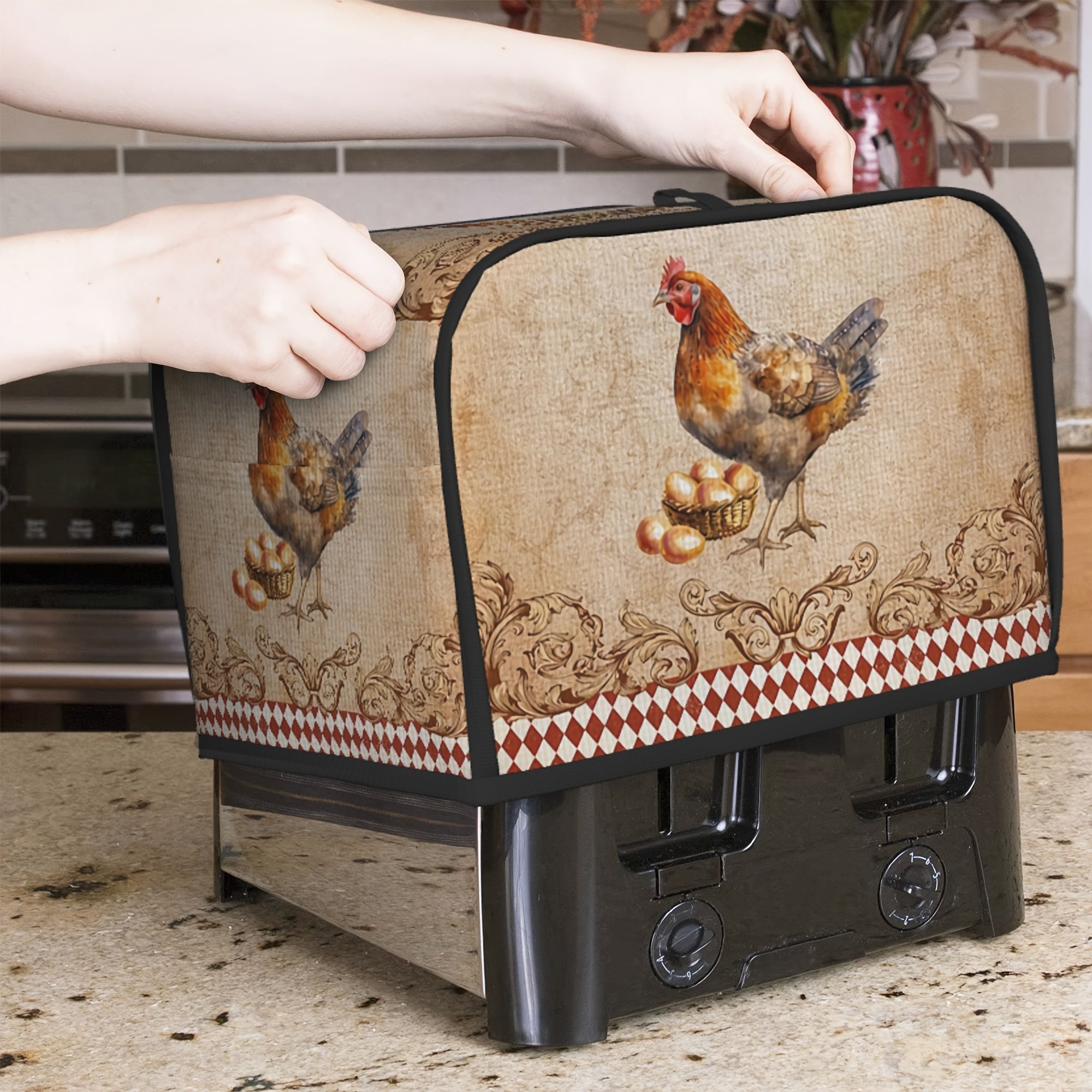 Bir dona Vintage Rooster Print Toaster Cover va ikki dona Wide Slot Toaster Cover. Ushbu zamonaviy qopqoqchalar kichik oshxona jihozlaringizni himoya qilish va ularni toza saqlash uchun mo'ljallangan. Ular tozalash uchun oson va sizning