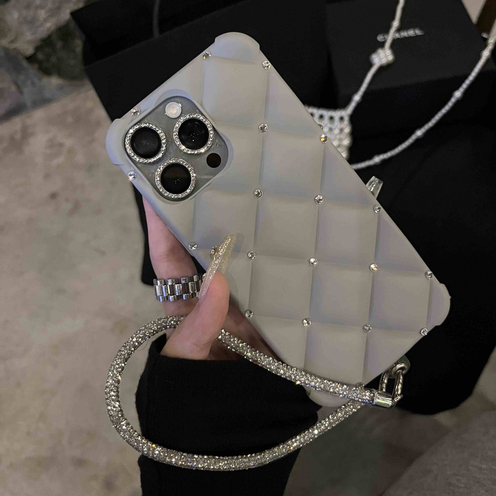 Новый модный чехол для телефона в стиле кожи для женщин с высококачественными деталями из страз, подходит для Apple iPhones. Оснащен полным браслетом из страз и дизайном с защитой от падений в четырех углах. Идеально подходит в качестве