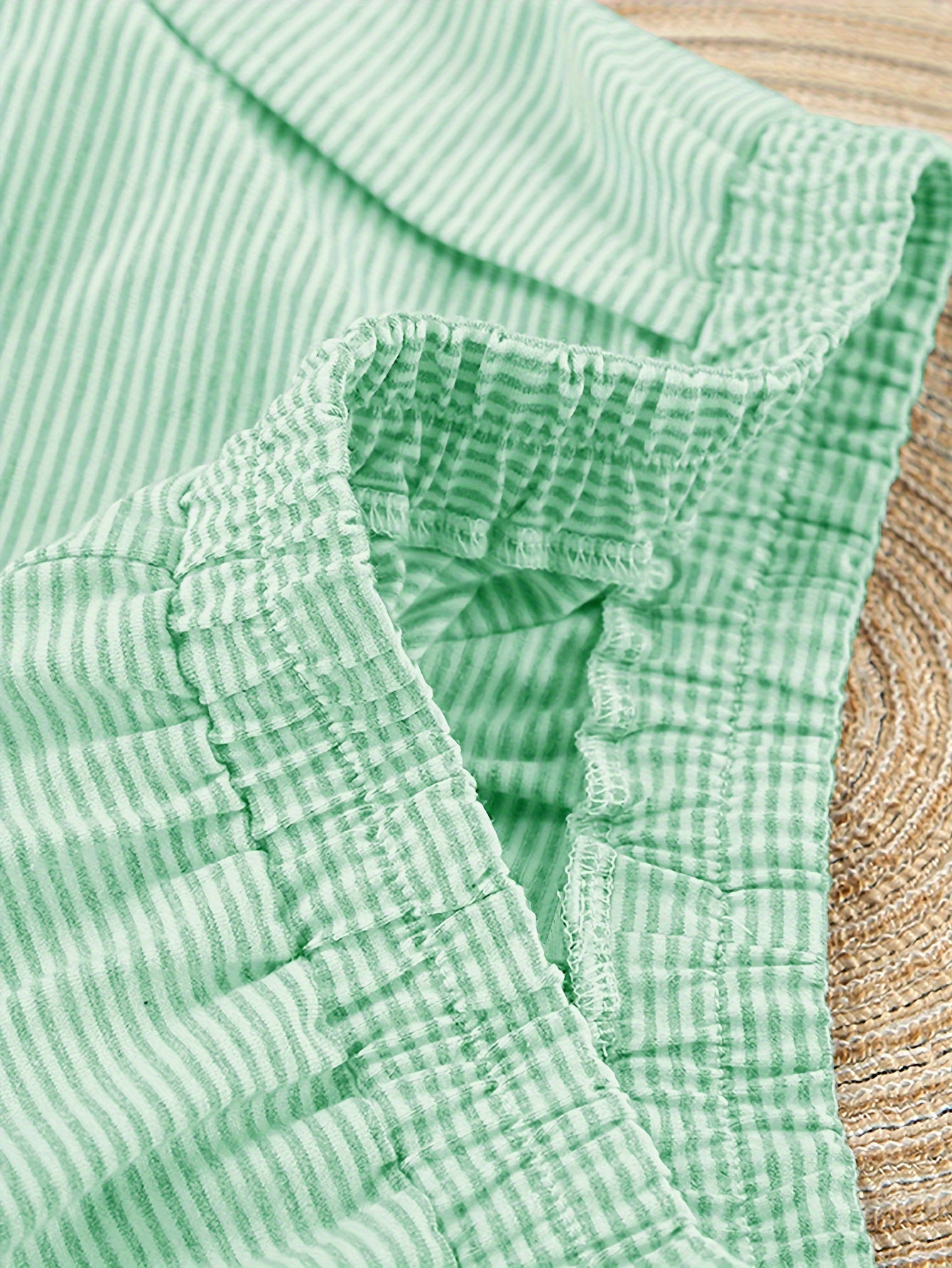 Полосатый комплект для отдыха с коротким рукавом и шортами с боковым разрезом для женской осенне-зимней одежды.