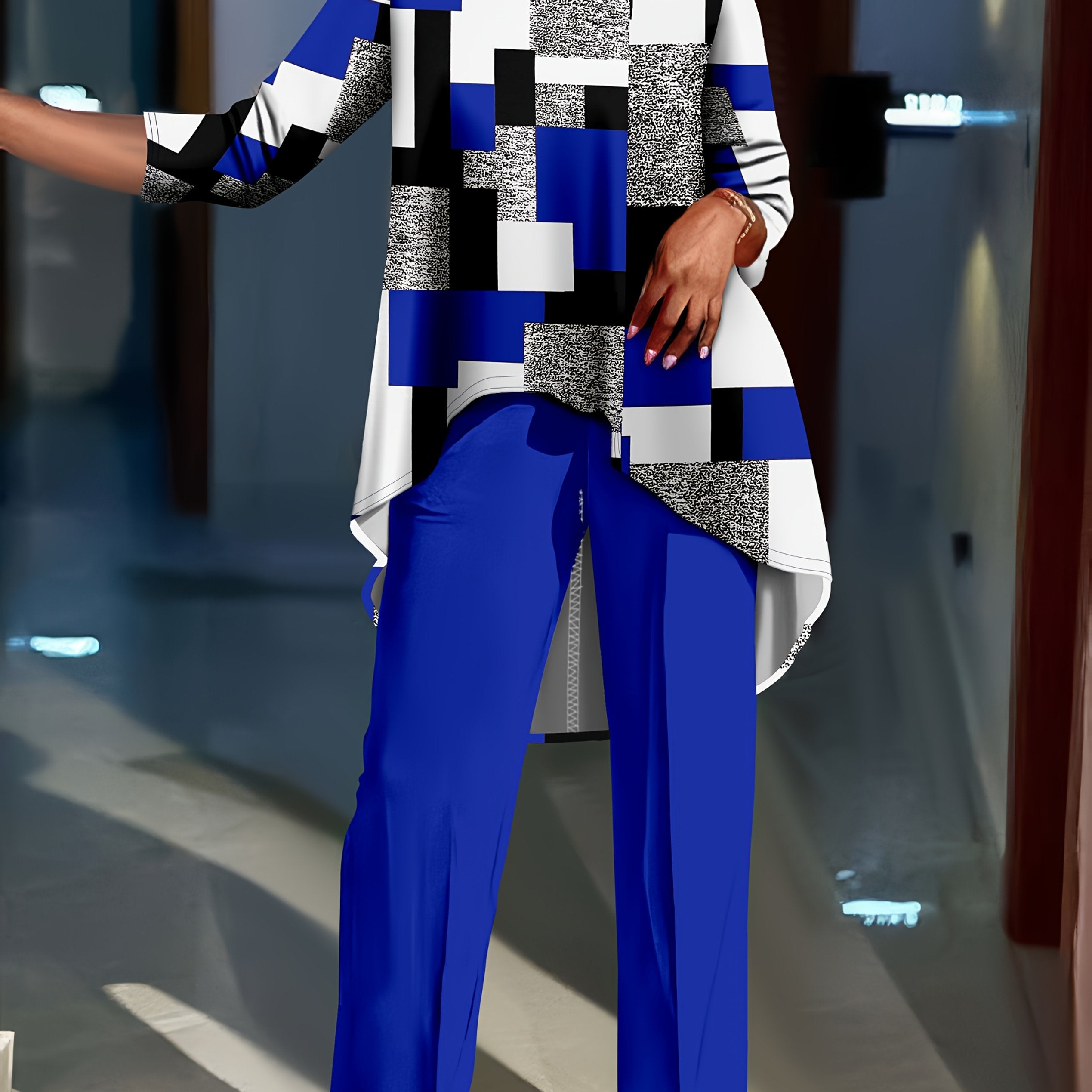 Geometrik naqshli uzun yengli bluzka va bir rangli shimlar to'plami, katta o'lchamdagi ayollar uchun.