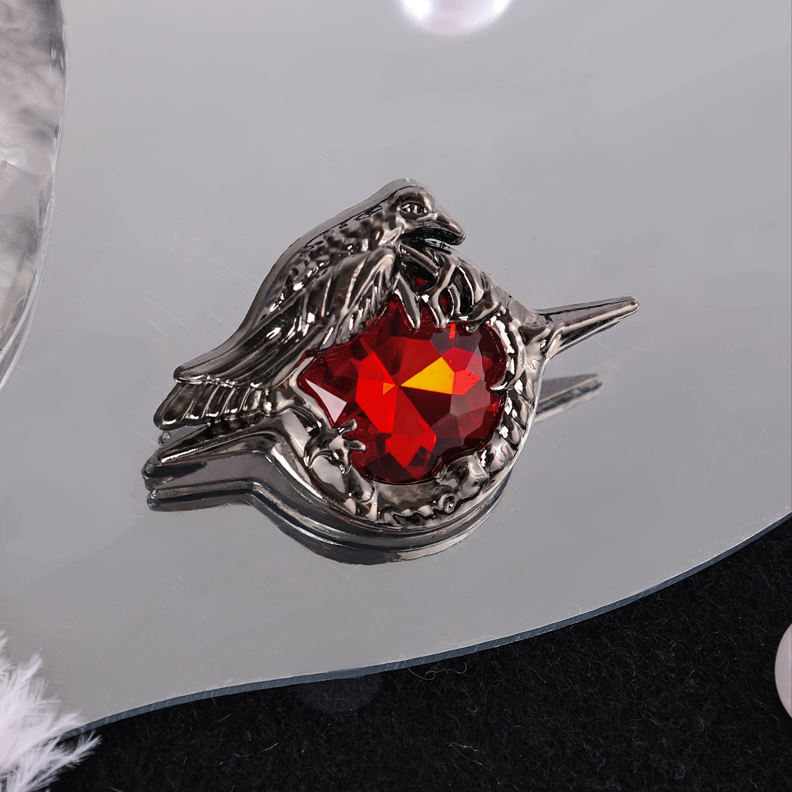 Bayramlar va sovg‘alar uchun Qotik Qarg‘a broshyasi, Qizil Zirconiya tosh bilan