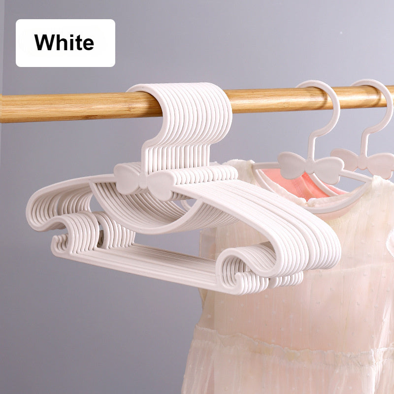 50 ta Rangli Plastik Bolalar Kiyim Qulflari - Ikkita Foydalanish uchun Nam/Quruq, Uy Kiyimlar Tashkiliy uchun Kliplari bilan Qiziqarli Kamon Dizayni. Zamonaviy va Mustahkam.