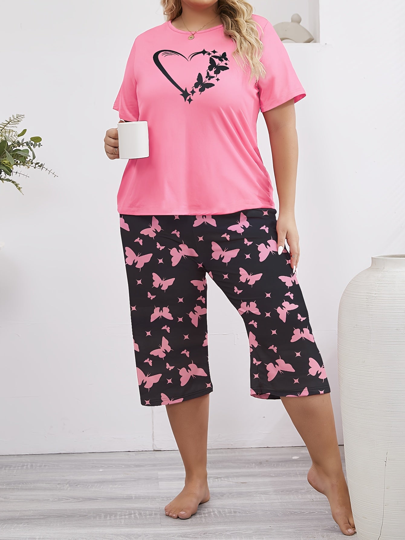 Plus Size Women's Casual Pajama Set Short Sleeve Capri Pants Heart Print Two Colors