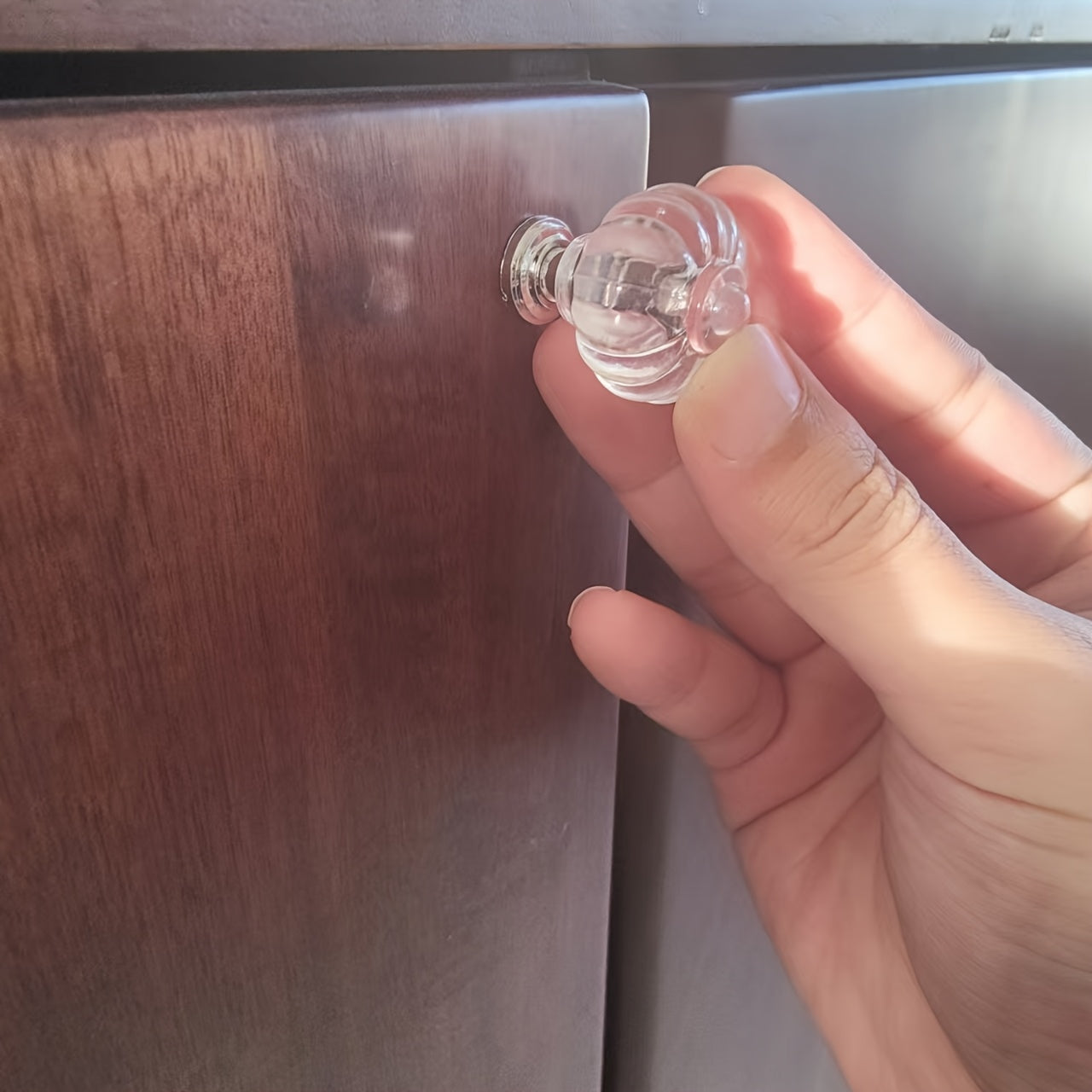 Акриловые ручки из пластика для ящиков, шкафов и гардеробов теперь предлагаются в золотистых и серебристых оттенках.